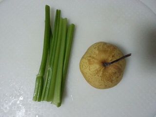 排毒纤体~芹菜雪梨汁的做法步骤：1