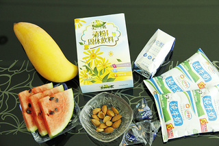 口感超棒的欧式西瓜芒果酸奶&mdash;排毒瘦身的做法步骤：1