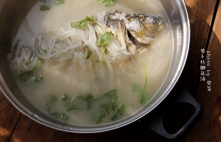 萝卜丝鲫鱼汤的做法