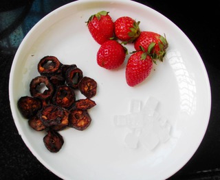 草莓山楂茶的做法步骤:1