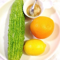 夏日排毒必备饮品---香橙柠檬苦瓜汁的做法图解1