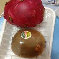 清肠减肥～火龙果奇异果汁的做法图解1