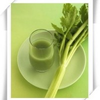 西芹苹果胡萝卜减肥排毒汁的做法图解1