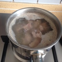 减肥糯玉米排骨汤的做法图解2