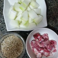 冬瓜薏仁排骨汤的做法图解1