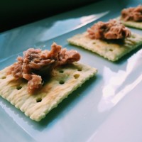 【减肥零食】吞拿鱼罐头配苏打饼干的做法图解3