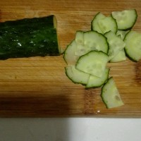 黄瓜炒鸡蛋，清凉夏天减肥美食的做法图解1