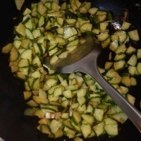 黄瓜炒鸡蛋，清凉夏天减肥美食的做法图解4