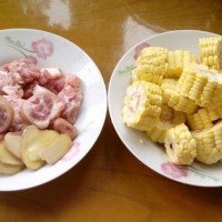 玉米猪尾巴汤的做法图解1