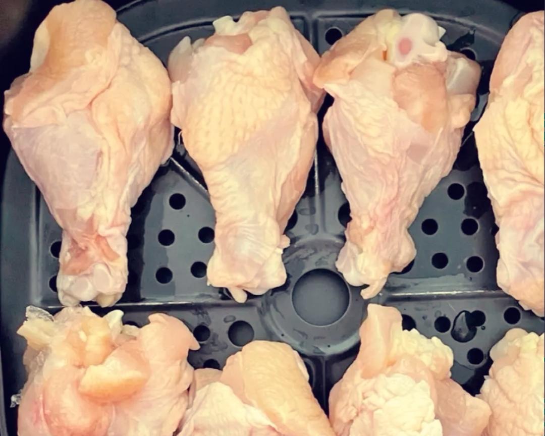 姐妹们，减肥也要多吃肉！空气炸锅版奥尔良蜜汁烤翅根来啦！的做法 步骤1