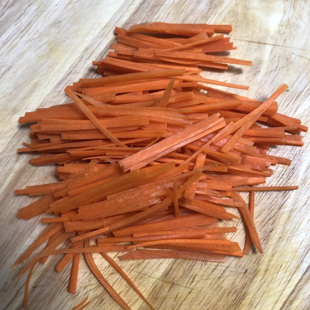 减脂餐-低脂无糖但香甜好吃的胡萝卜煎蛋的做法 步骤1