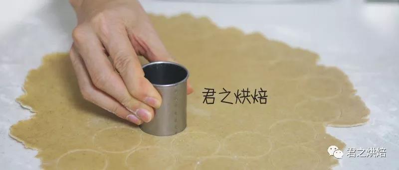 薄薄的，脆脆的，减肥期也能吃的全麦苏打饼干的做法 步骤5