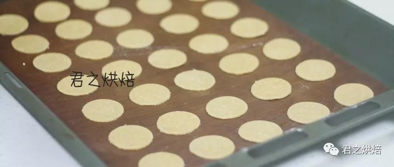 薄薄的，脆脆的，减肥期也能吃的全麦苏打饼干的做法 步骤6