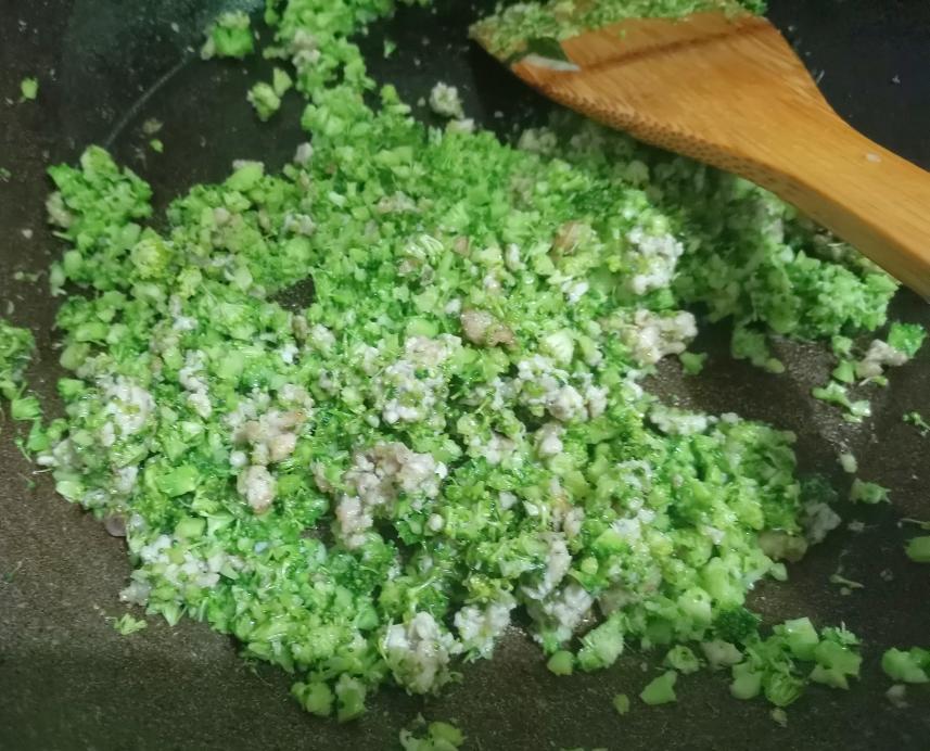 减肥餐～西蓝花炒饭的做法 步骤4