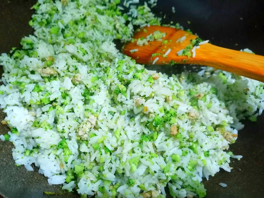 减肥餐～西蓝花炒饭的做法 步骤5