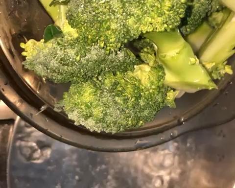 减肥、健身人士吃了狂点赞的蔬菜鸡胸肉饼的做法 步骤1