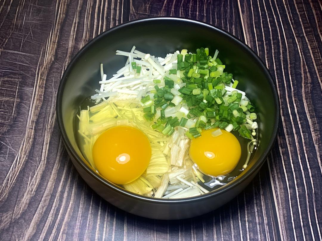 减肥餐：金针菇鸡蛋饼的做法 步骤1