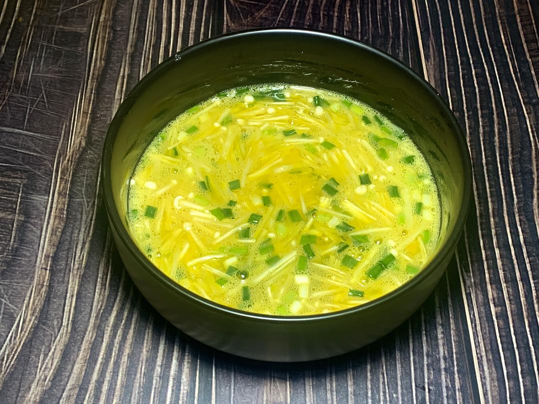 减肥餐：金针菇鸡蛋饼的做法 步骤2