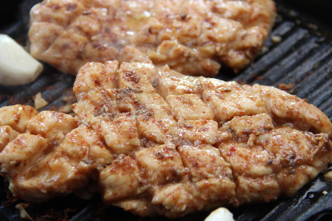 不放一滴油煎超级嫩的孜然鸡胸肉❗️减脂瘦身的做法 步骤5