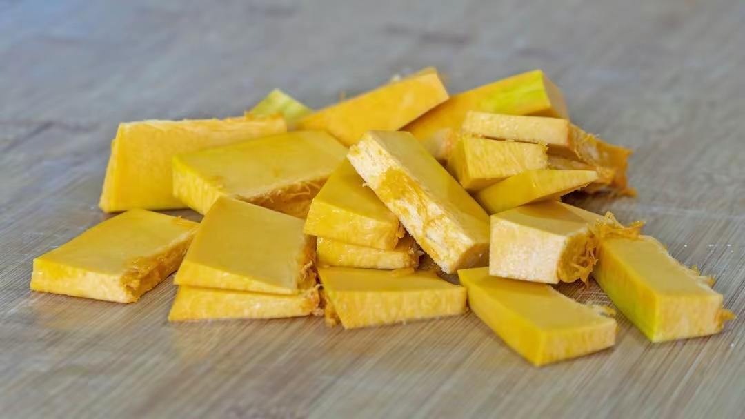 低脂减肥餐“南瓜糕” 好吃易消化 无油版的做法 步骤2