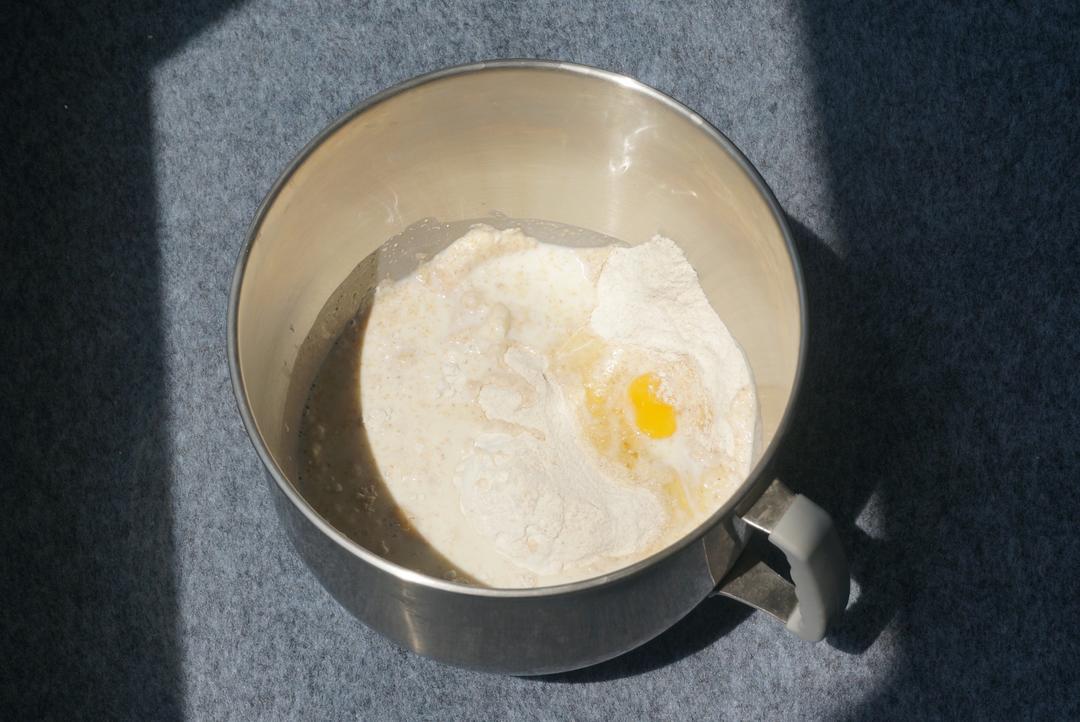 🍔低卡全麦汉堡胚｜低糖低油｜超柔软｜一次发酵｜省时省力的做法 步骤1