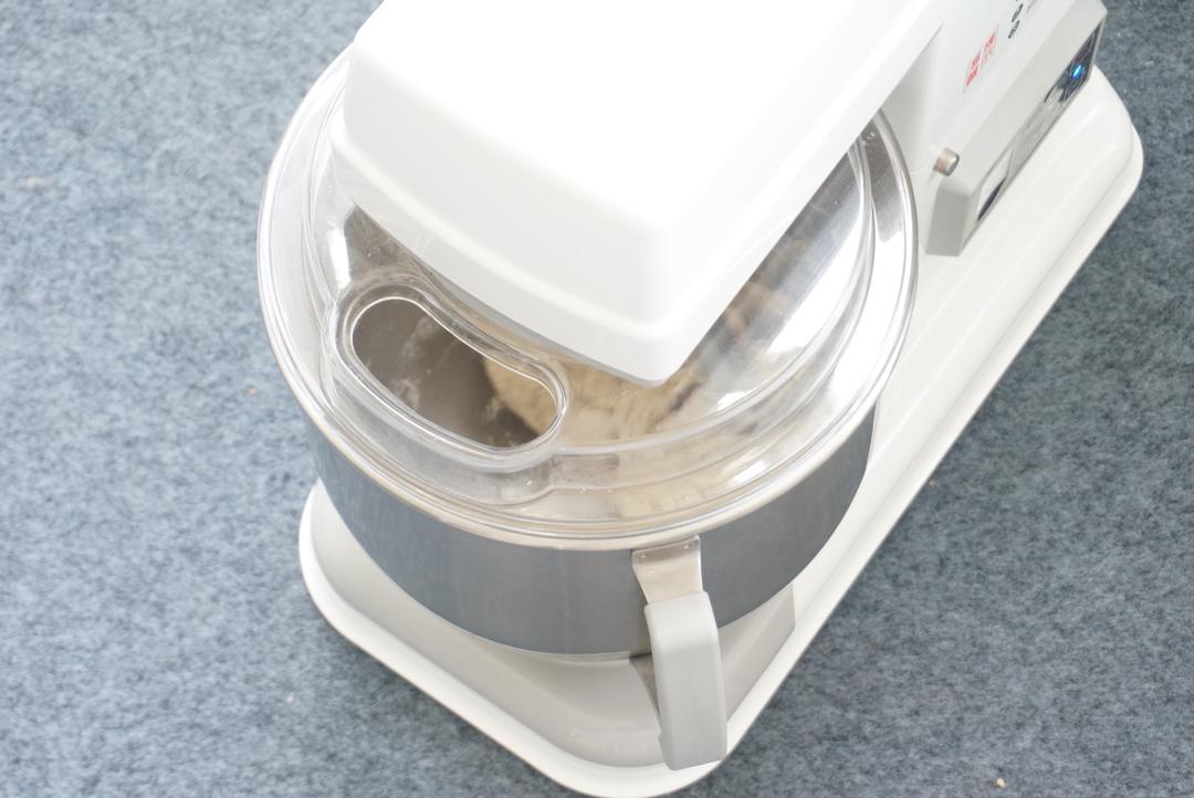 🍔低卡全麦汉堡胚｜低糖低油｜超柔软｜一次发酵｜省时省力的做法 步骤2