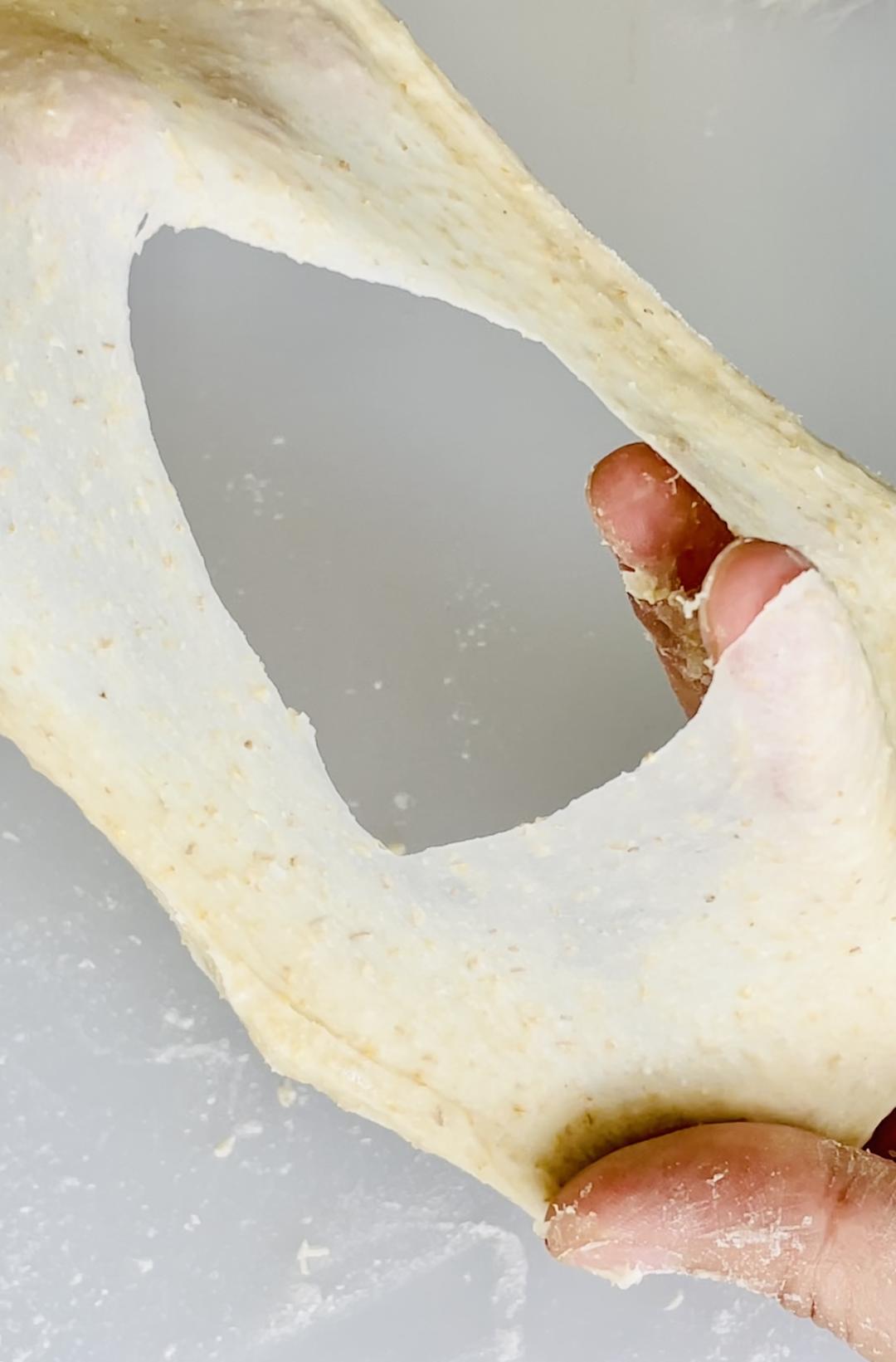 🍔低卡全麦汉堡胚｜低糖低油｜超柔软｜一次发酵｜省时省力的做法 步骤3