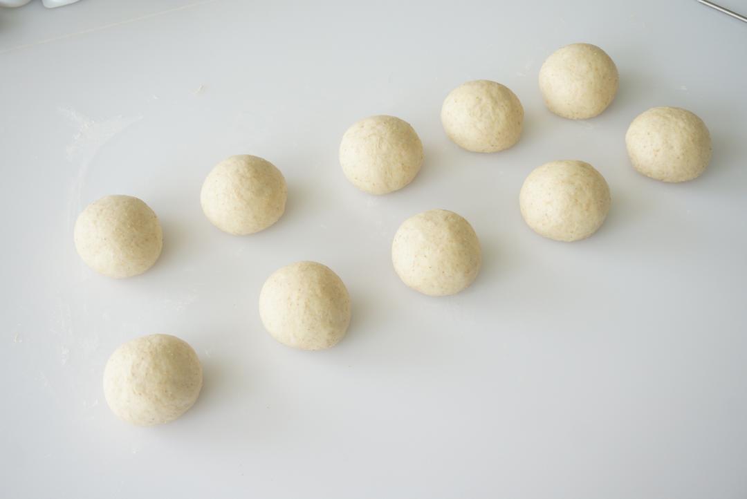 🍔低卡全麦汉堡胚｜低糖低油｜超柔软｜一次发酵｜省时省力的做法 步骤8