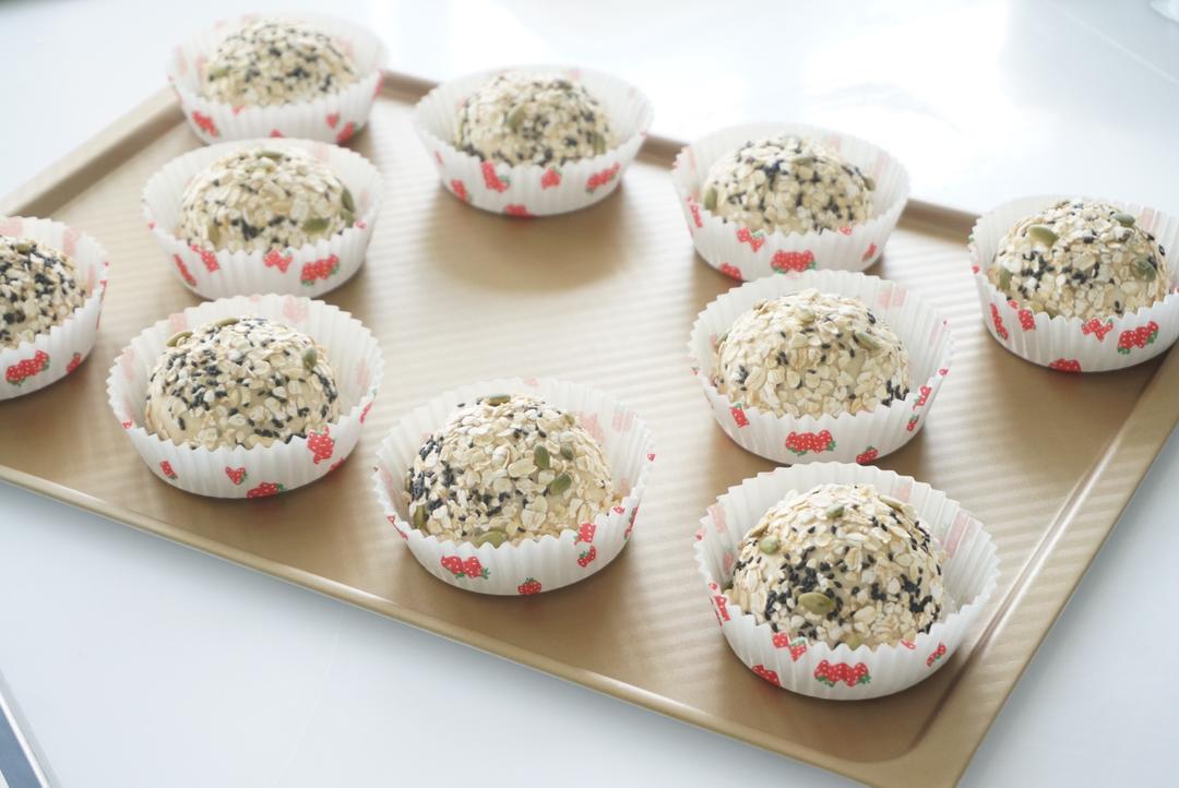 🍔低卡全麦汉堡胚｜低糖低油｜超柔软｜一次发酵｜省时省力的做法 步骤11