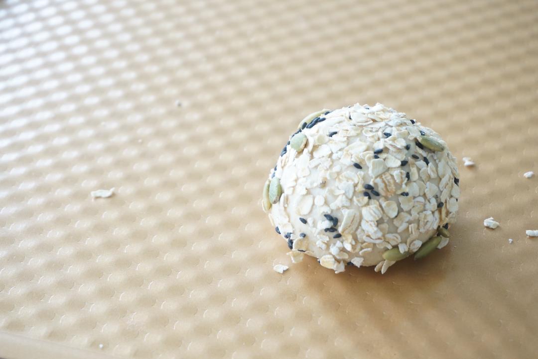 🍔低卡全麦汉堡胚｜低糖低油｜超柔软｜一次发酵｜省时省力的做法 步骤12