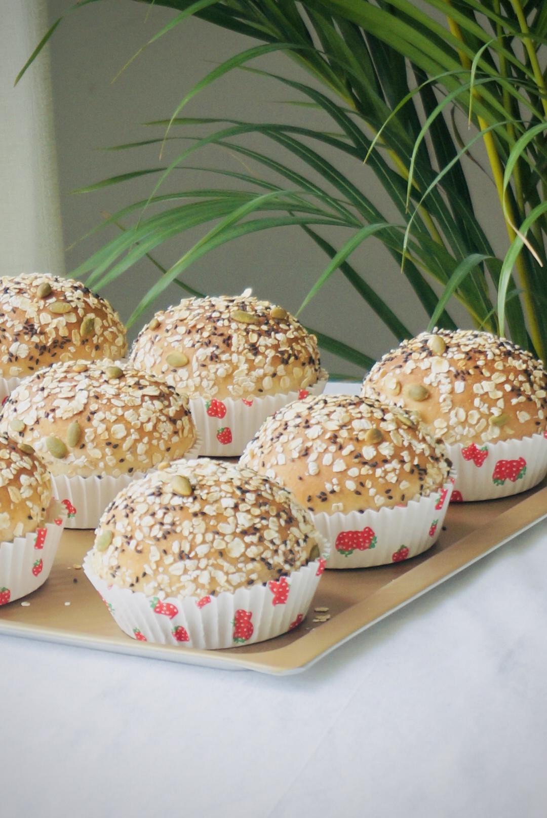 🍔低卡全麦汉堡胚｜低糖低油｜超柔软｜一次发酵｜省时省力的做法 步骤16