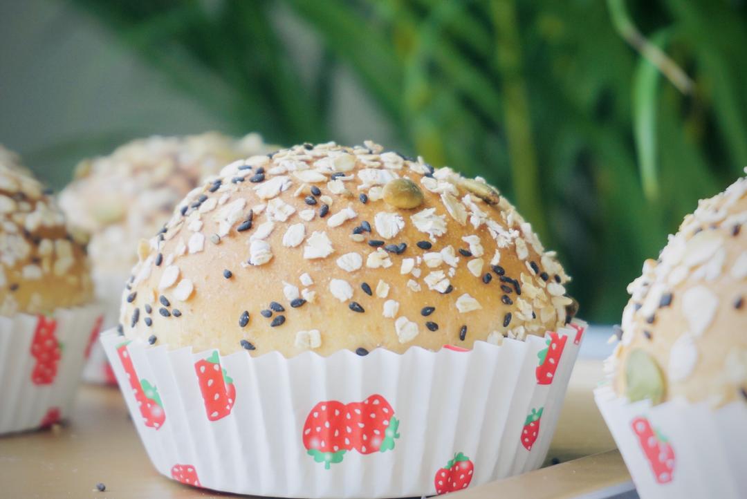 🍔低卡全麦汉堡胚｜低糖低油｜超柔软｜一次发酵｜省时省力的做法 步骤17