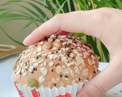 🍔低卡全麦汉堡胚｜低糖低油｜超柔软｜一次发酵｜省时省力的做法 步骤18