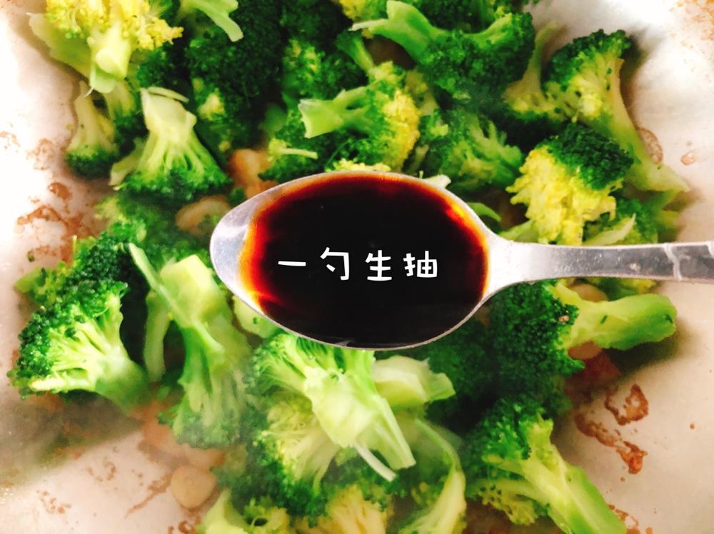 西兰花炒虾仁🍤的做法 步骤8