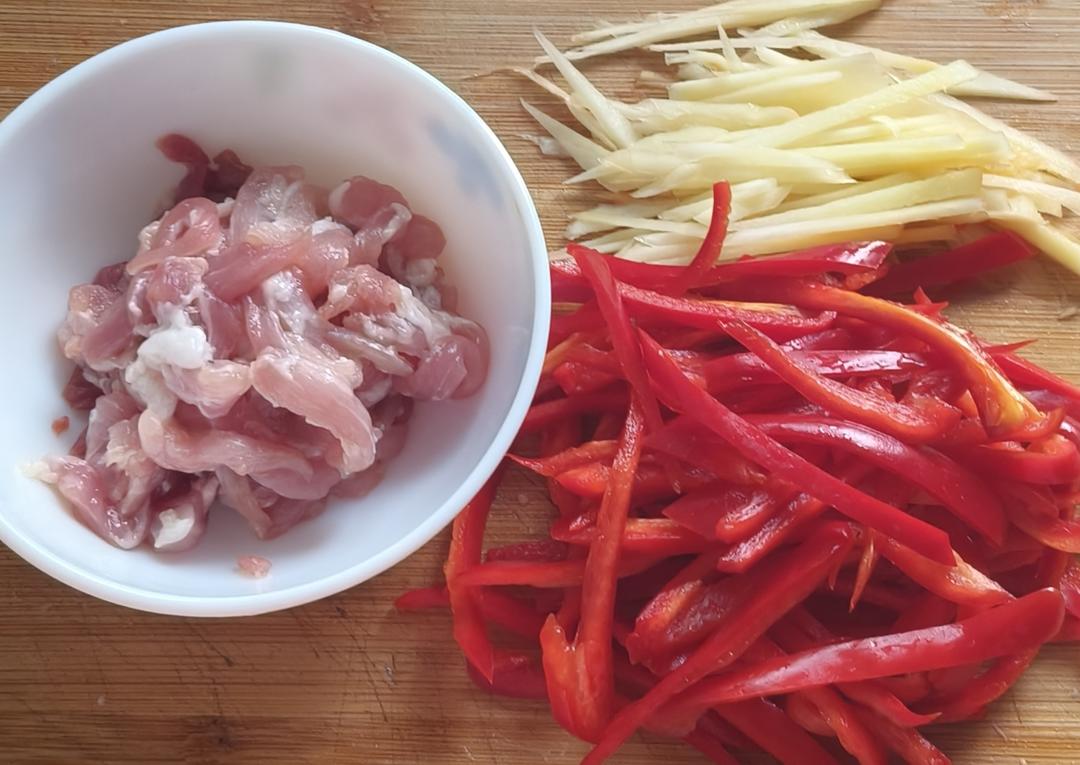 甜椒肉丝(好吃到不像减脂餐)的做法 步骤2