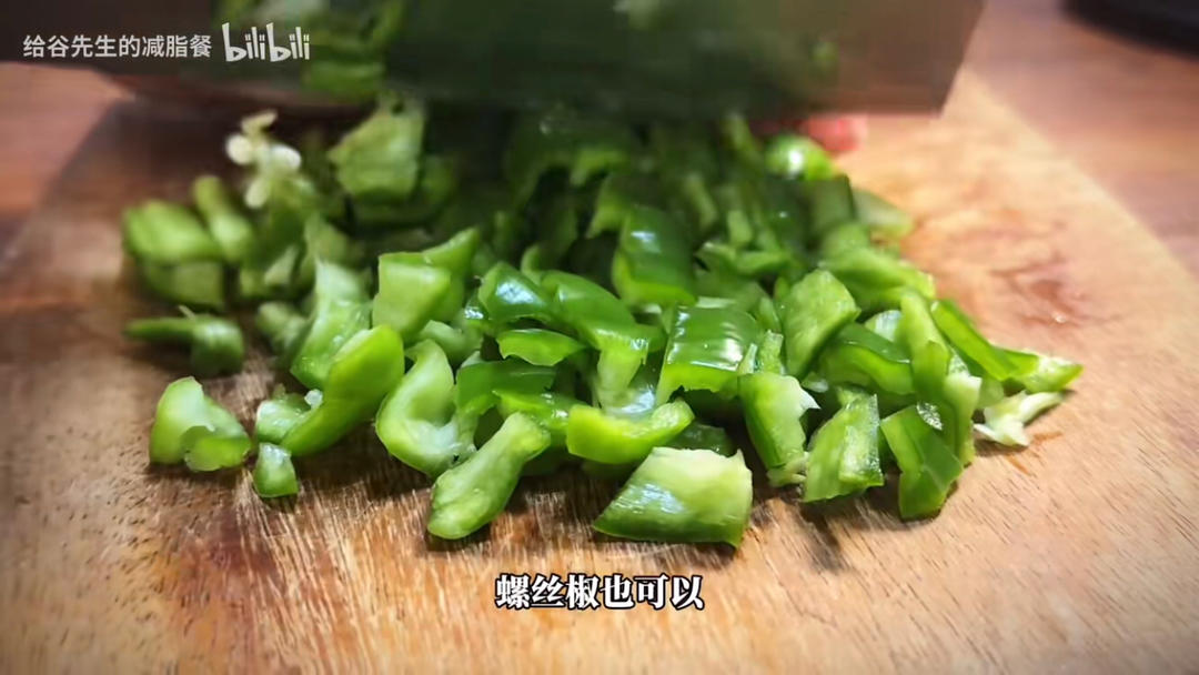 减脂餐-青椒鸡蛋荞麦面的做法 步骤2