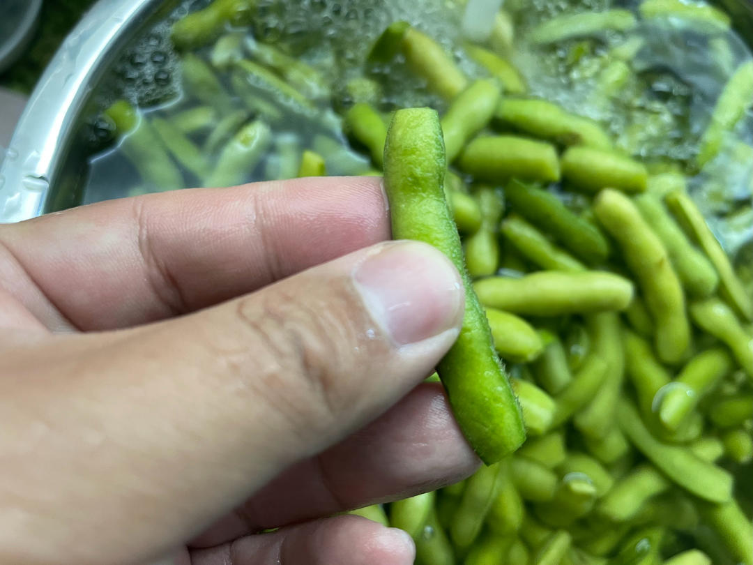 家常水煮毛豆【减肥减脂】的做法 步骤2