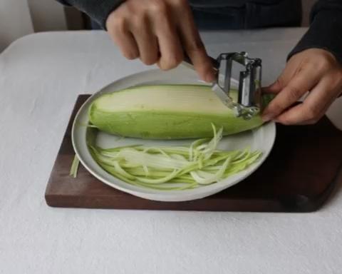 低脂减肥餐  西葫芦鲜虾鸡蛋沙拉的做法 步骤1