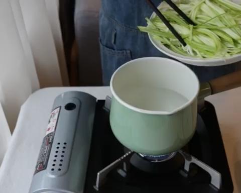 低脂减肥餐  西葫芦鲜虾鸡蛋沙拉的做法 步骤2