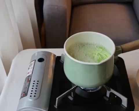 低脂减肥餐  西葫芦鲜虾鸡蛋沙拉的做法 步骤3