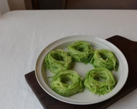 低脂减肥餐  西葫芦鲜虾鸡蛋沙拉的做法 步骤10