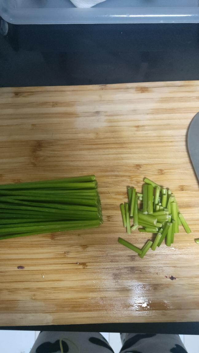 宵夜口味的韭菜花炒虾仁（减肥单身一人份）的做法 步骤9