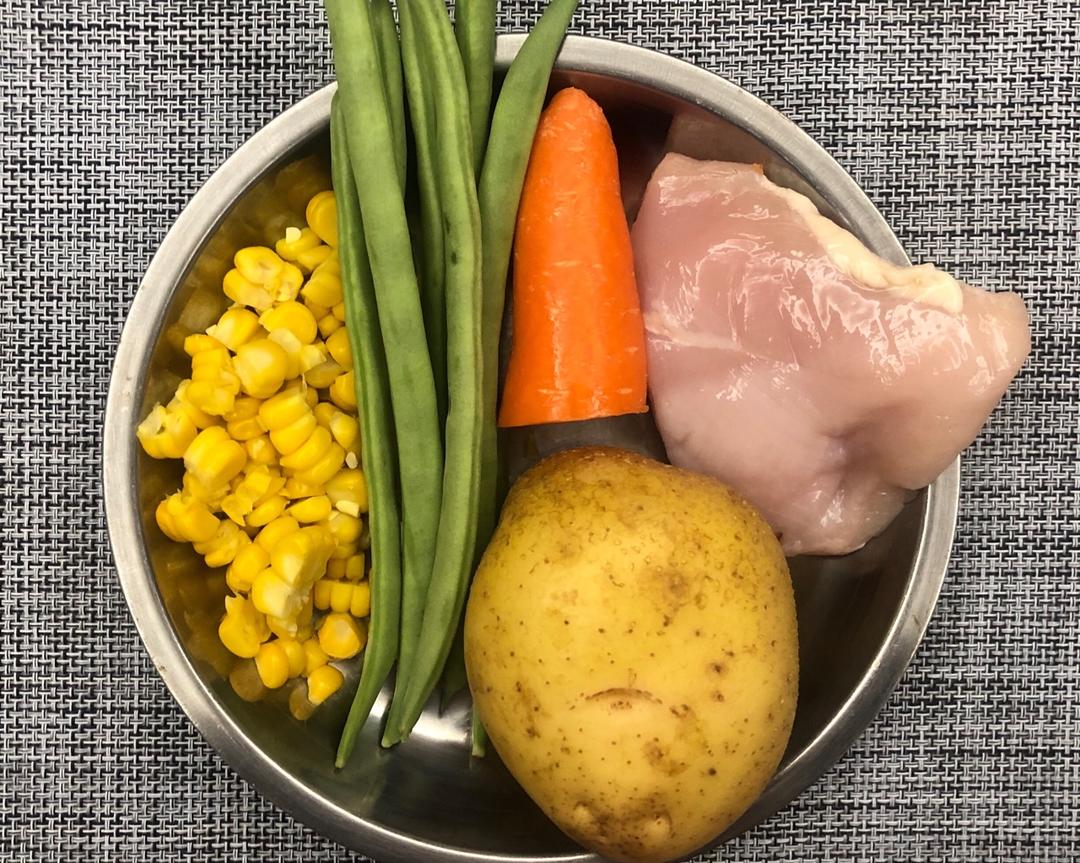 ❤️超饱腹无油版鸡胸肉土豆饼，懒人减肥最爱的做法 步骤1