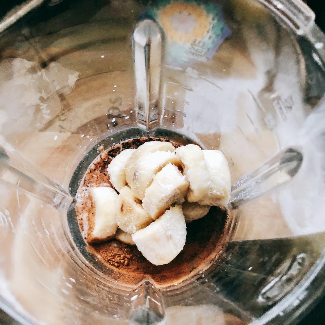 『巨巨巨好喝』香蕉可可奶昔|完美搭配的做法 步骤2