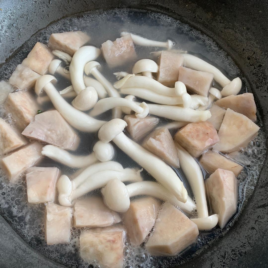 泡菜肥牛烧芋头【健康一锅端】的做法 步骤2