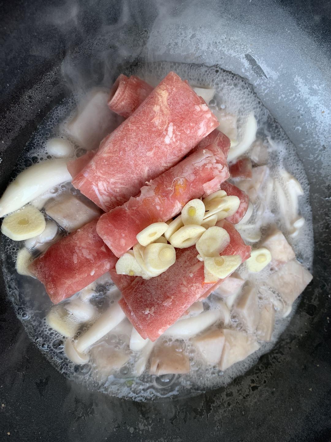 泡菜肥牛烧芋头【健康一锅端】的做法 步骤3