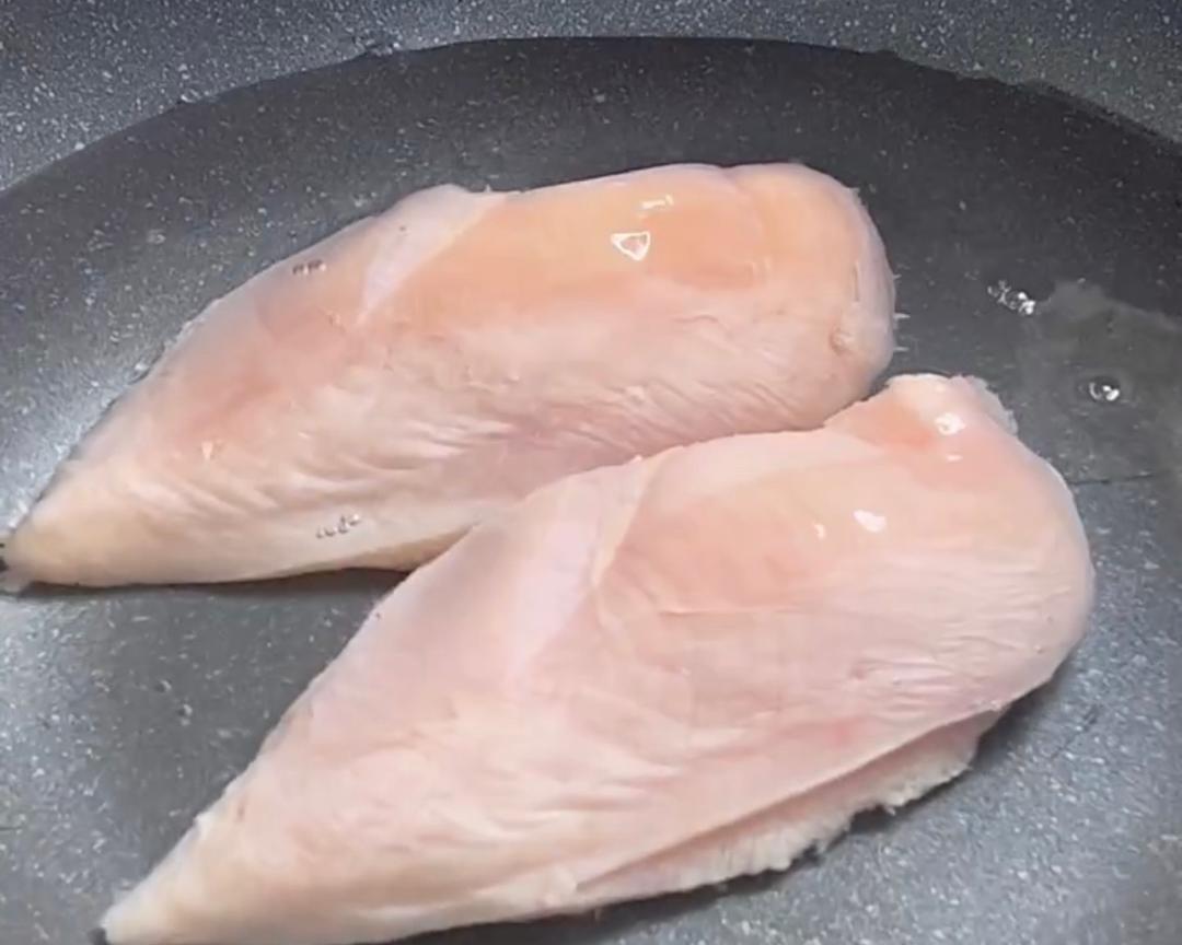 凉拌鸡丝～麻辣鲜香，开胃下饭，高蛋白低脂肪，很受减肥人士喜爱的做法 步骤1