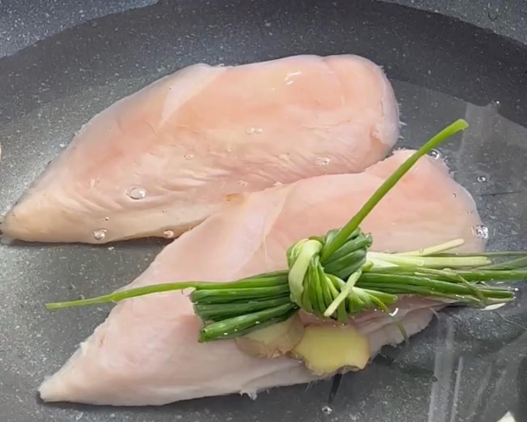 凉拌鸡丝～麻辣鲜香，开胃下饭，高蛋白低脂肪，很受减肥人士喜爱的做法 步骤2