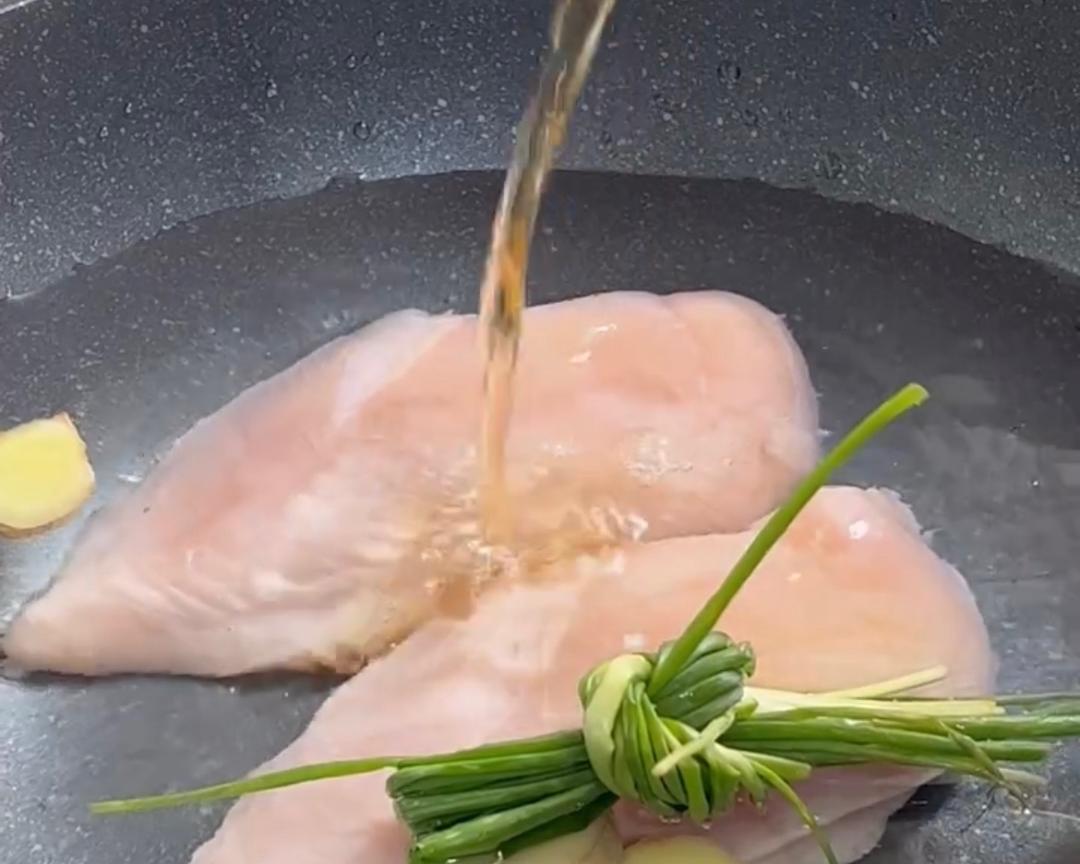 凉拌鸡丝～麻辣鲜香，开胃下饭，高蛋白低脂肪，很受减肥人士喜爱的做法 步骤3