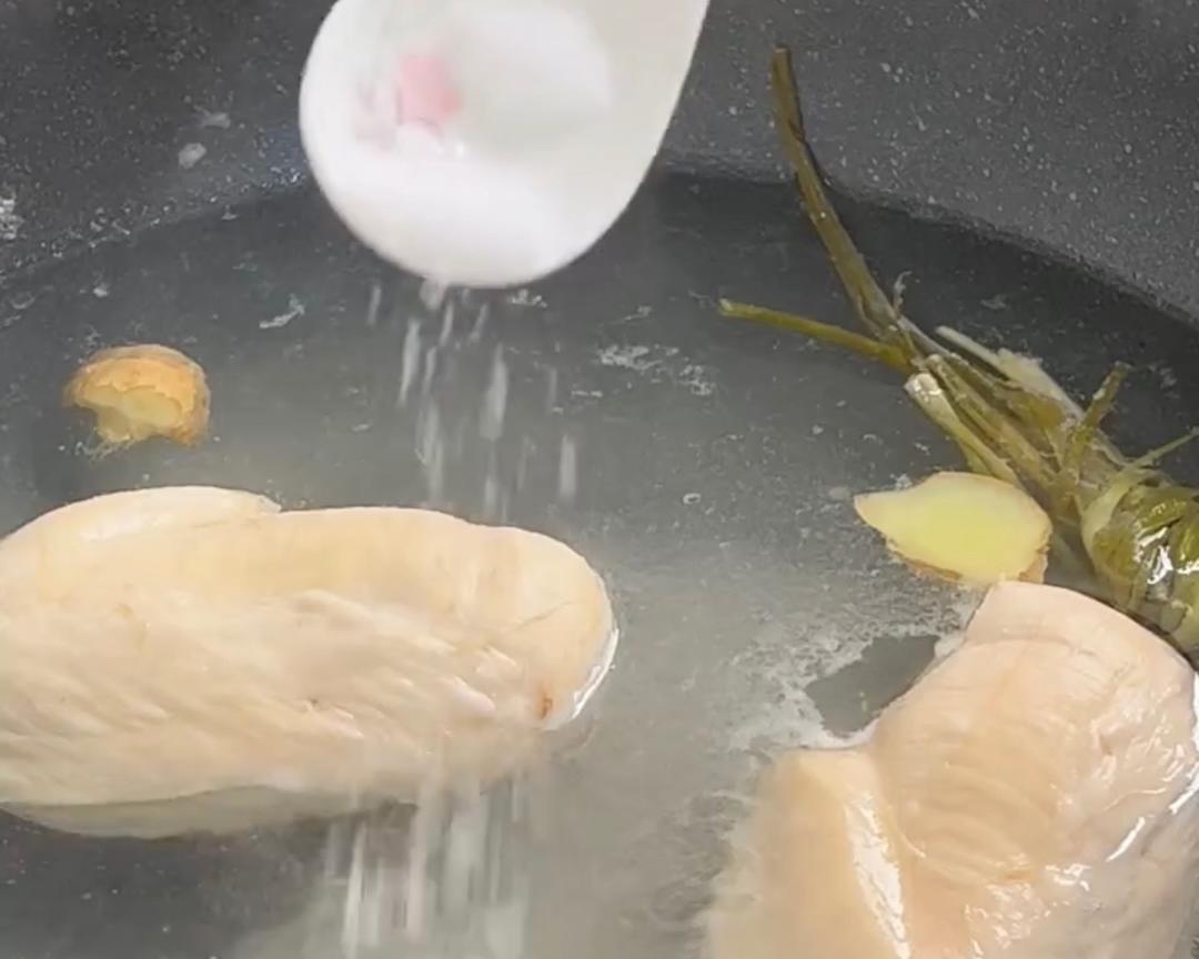 凉拌鸡丝～麻辣鲜香，开胃下饭，高蛋白低脂肪，很受减肥人士喜爱的做法 步骤6